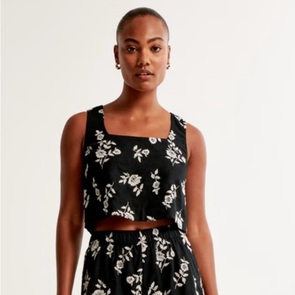 Abercrombie & Fitch Black Floral Women's Top size small NWOT